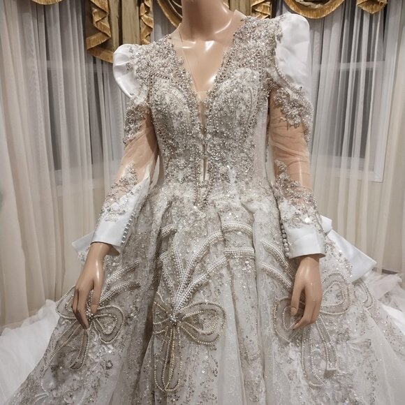 Wedding gown - Picture 2 of 5